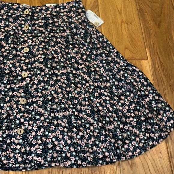 NWT Dark Floral button down mini skirt. Size XS - Picture 5 of 9